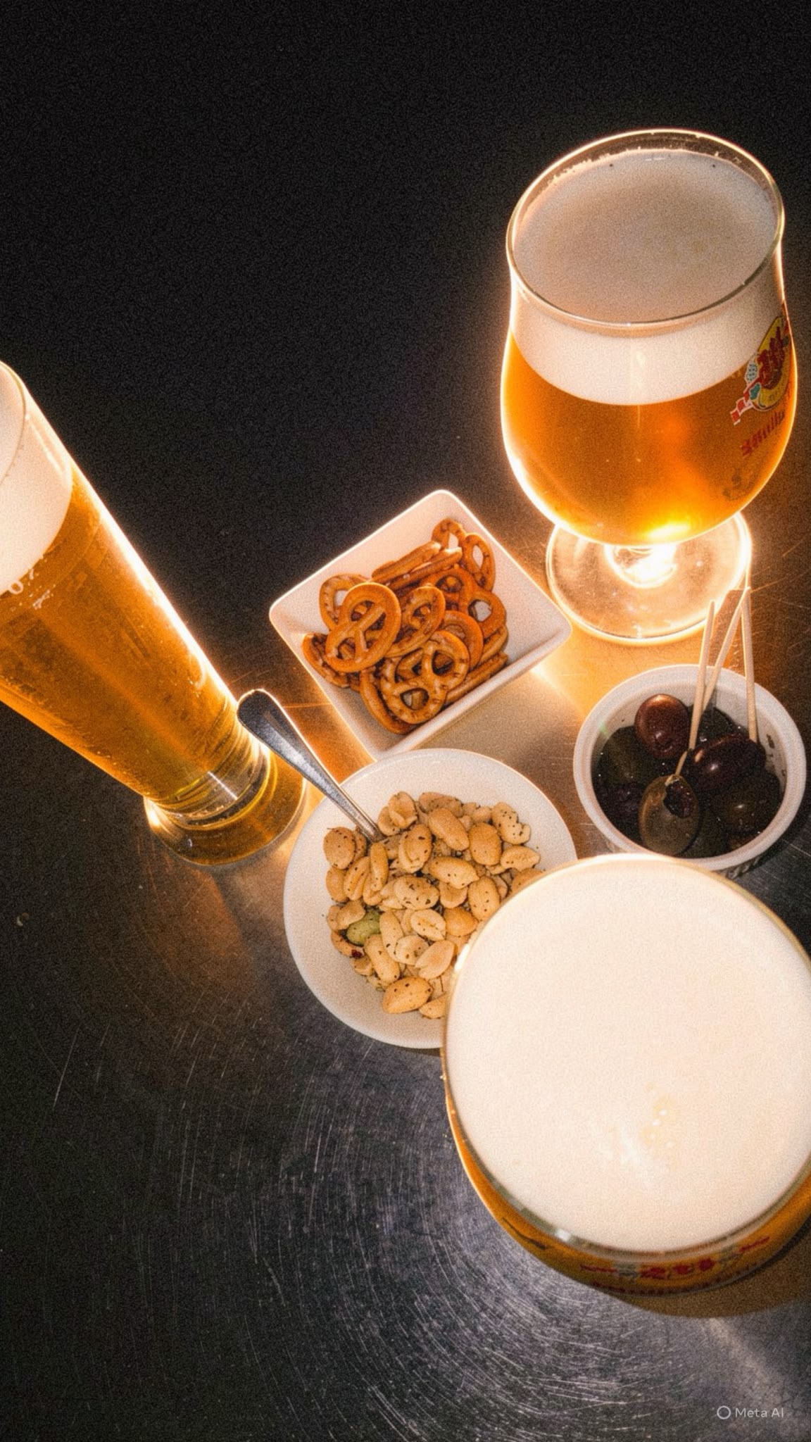 Kühles Bier mit Brezeln, Nüssen und Oliven