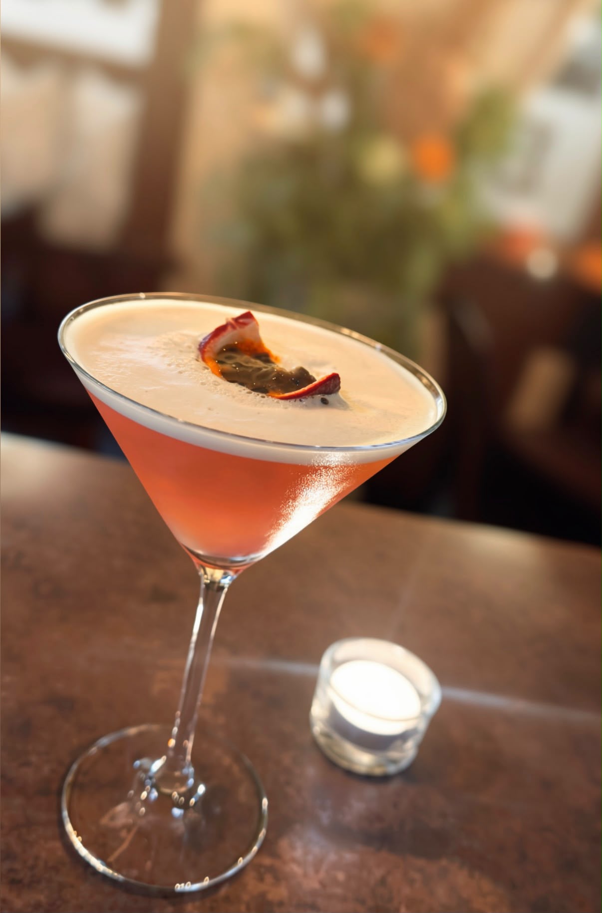 Eleganter Signature-Cocktail mit feinem Schaum